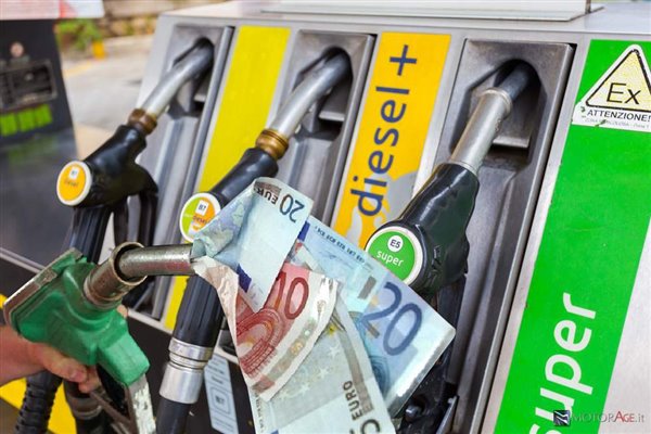 Avv. Giorgini (Assoutenti): Massima vigilanza sui rincari carburnte.